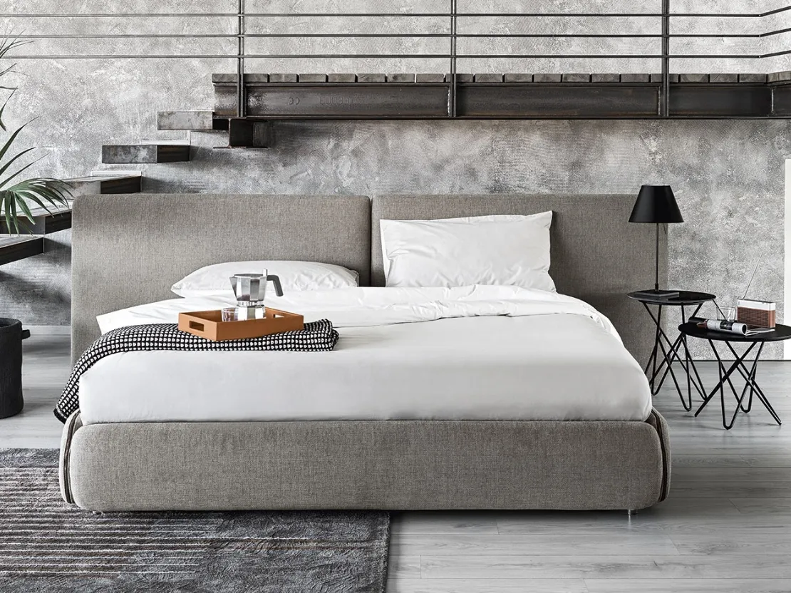 Letto in tessuto imbottito con testiera Zip di Calligaris